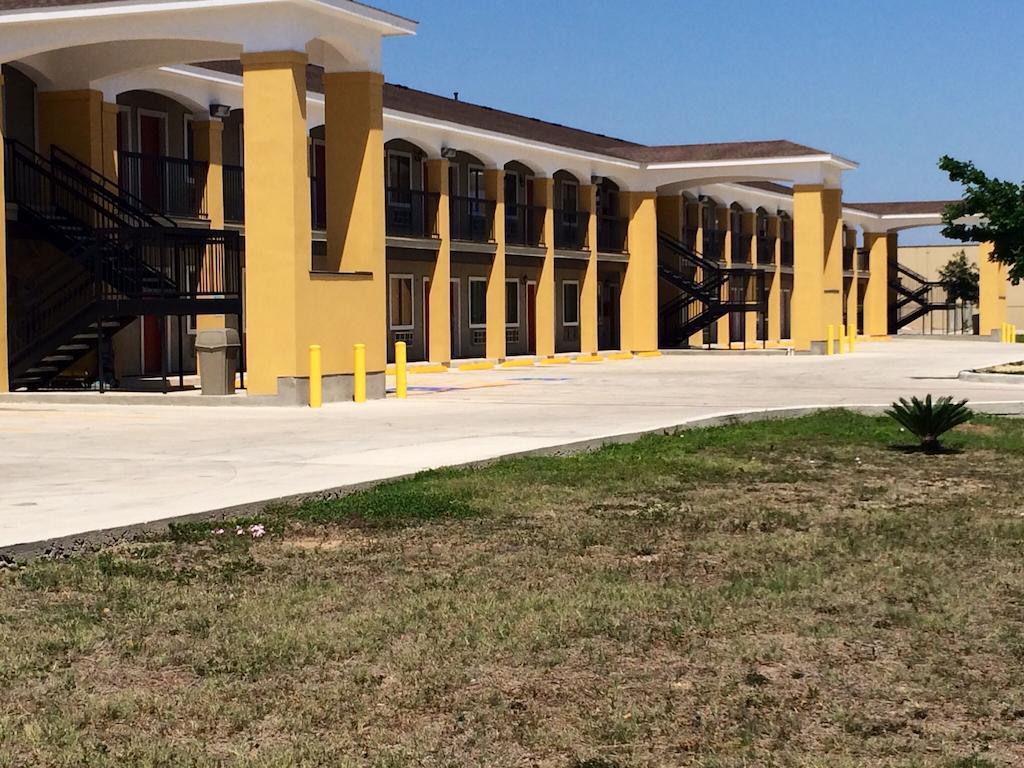 Super 8 By Wyndham San Antonio Near Fort Sam Houston Motel Exterior photo